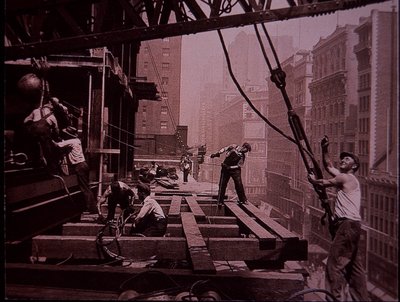 Empire State Building in aanbouw, toont een hijsploeg aan het werk door Lewis Wickes Hine