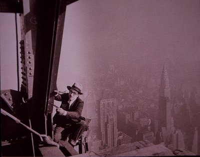 Empire State Building in aanbouw, een inspecteur controleert het werk door Lewis Wickes Hine
