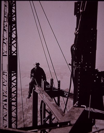Empire State Building in aanbouw, met bouten en moersleutel door Lewis Wickes Hine