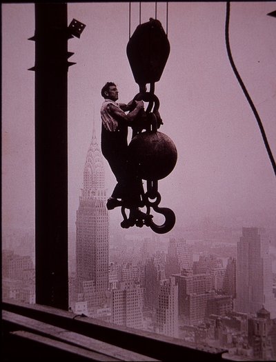 Empire State Building in aanbouw, toont een lid van de kraanploeg door Lewis Wickes Hine