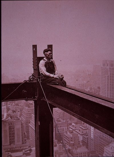 Empire State Building in aanbouw, toont een werkman die pauzeert door Lewis Wickes Hine