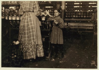 Fannie, 48 inch hoog, 7 jaar oud, een van de 19 kinderen die haar zus helpen in Elk Mills, Fayetteville, Tennessee, 1910 door Lewis Wickes Hine