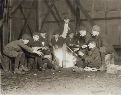 Bende krantenjongens om 10:00 uur, 1910 door Lewis Wickes Hine