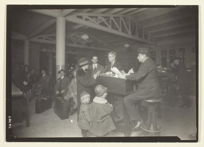 Duitse familie, tolk en schrijver op Ellis Island door Lewis Wickes Hine