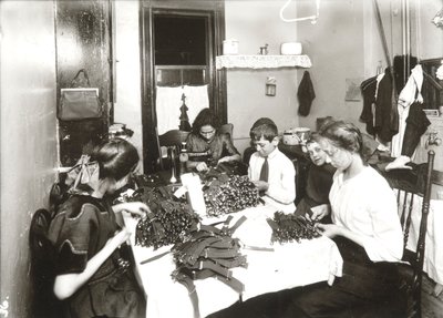 Thuiswerk (kousenbanden maken) door Lewis Wickes Hine