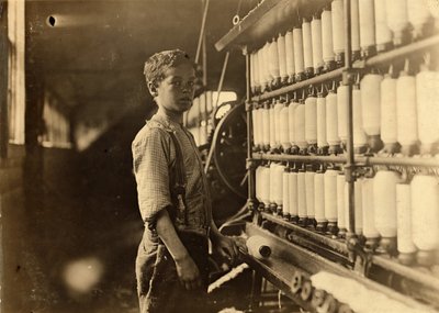 John Dempsey, 11 of 12 jaar oud, zaterdagwerker in de mule-spinning kamer bij Jackson Mill, Fiskeville, Rhode Island, 1909 door Lewis Wickes Hine
