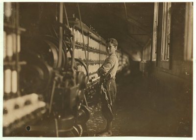 John Dempsey, 11 of 12 jaar oud, zaterdagwerker in de mule-spinning kamer bij Jackson Mill, Fiskeville, Rhode Island, 1909 door Lewis Wickes Hine