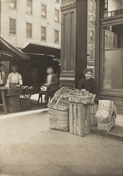 Lena Lochiavo, 11 jaar oud, mand- en pretzelverkoper, op de Sixth Street-markt voor de ingang van de saloon, Cincinnati, Ohio, augustus 1908 door Lewis Wickes Hine