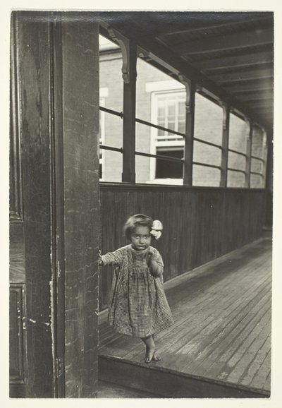 Meisje dat zich bij de ingang van een galerij bevindt door Lewis Wickes Hine