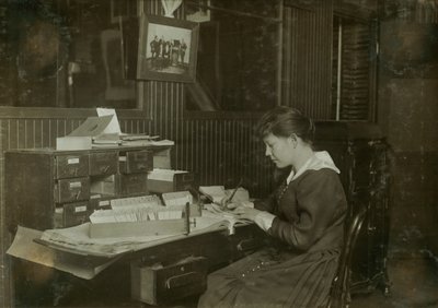 Malvina Amundsen, een 15-jarig kantoormeisje bij de Eastern Talking Machine Co. op 177 Tremont Street in Boston, Massachusetts. door Lewis Wickes Hine