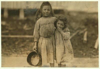 Maud en Grade Daly, 5 en 3 jaar oud, pellen elke dag een pot garnalen voor de Peerless Oyster Company, Bay St. Louis, Mississippi, 1911 door Lewis Wickes Hine
