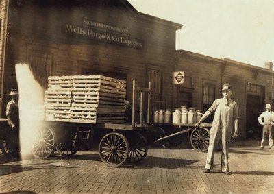 Mannen voor een Wells Fargo und Co Express depot met kratten en melkblikken, Springfield, Missouri, 1916 door Lewis Wickes Hine
