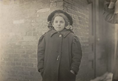 Mery Horn, een gebochelde toestand verergerd door de zware lading papieren die ze droeg..., maart 1909 door Lewis Wickes Hine