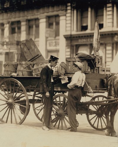 Boodschappenjongens in gesprek op Union Square, New York door Lewis Wickes Hine