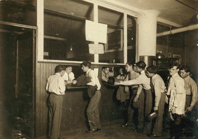 Koeriersjongens leveren hun uniform in op het hoofdkantoor van de Postal Telegraph Co. in New York City door Lewis Wickes Hine