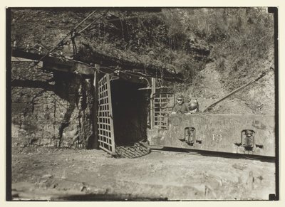Motor voor kolentrein, West Virginia door Lewis Wickes Hine