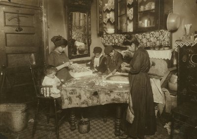 Mevrouw Mette en haar kinderen (Josephine 13, Nicholas 6 en Johnnie 8 verdienen samen slechts 40-50 cent per dag) maken bloemen in een vies New Yorks huurhuis, 1911 door Lewis Wickes Hine