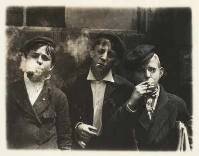 Newsies bij Skeeter Branch, St. Louis, Missouri, 11:00 uur. door Lewis Wickes Hine