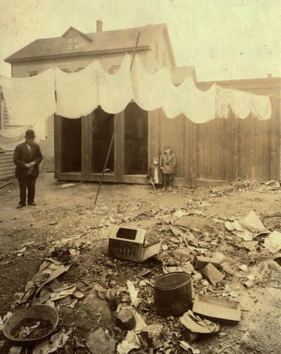 Bijgebouwen in de achtertuin aan Borden Street in Providence, Rhode Island door Lewis Wickes Hine