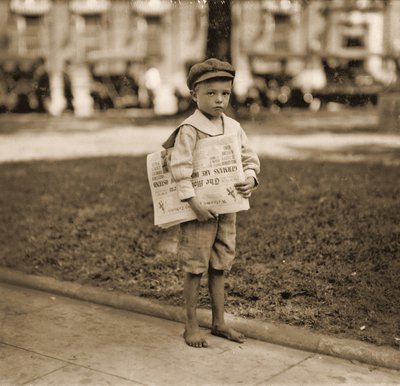 Portret van een krantenverkoper, ca. 1910 door Lewis Wickes Hine