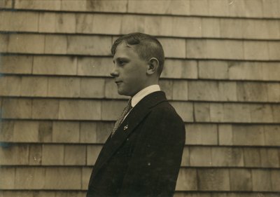 Kolonistenjongen, veger en schoonmaker in zijn zondagse kleren, Fall River, Massachusetts door Lewis Wickes Hine