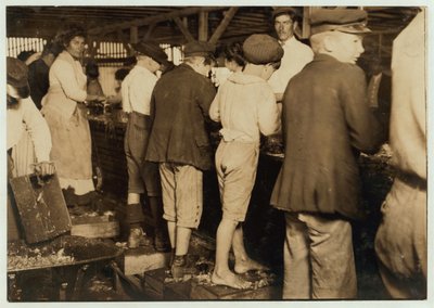 Garnalenpellers, waaronder de 8-jarige Max, bij Dunbar, Lopez, Dukate Co, Biloxi, Mississippi, 1911 door Lewis Wickes Hine