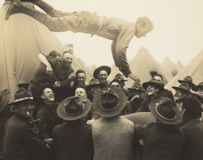 Soldaat in de lucht gegooid,1917 (foto) door Lewis Wickes Hine