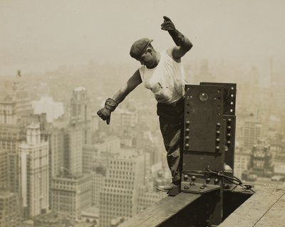 Werknemer geeft een hoog sein aan de bemanning van de boortoren door Lewis Wickes Hine