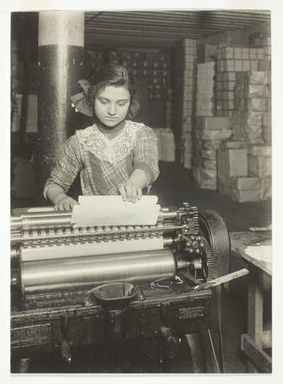 Jonge arbeider in papierfabriek door Lewis Wickes Hine