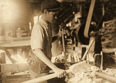 Jonge jongen in een werkplaats c.1936 door Lewis Wickes Hine