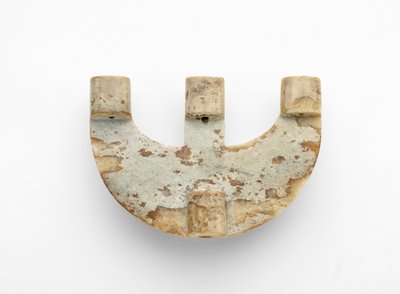 Boogvormige hanger, met toegevoegde decoratie, ca. 3300-2250 v.Chr. door Liangzhu culture