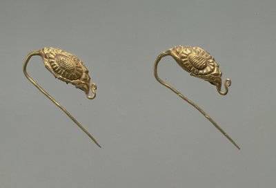Paar gouden oorbellen, Liao-dynastie, 10e-11e eeuw door Liao Dynasty Chinese School
