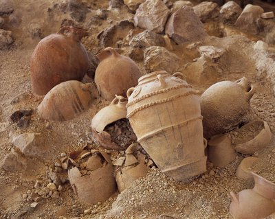 Hoog uitzicht op beschadigde amphora