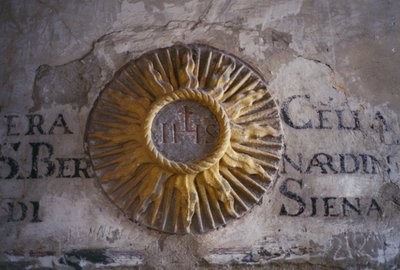 Inscripties en reliëf die de zon afbeelden, cel van het dormitorium van San Bernardino, Sint Franciscus Klooster, Fiesole, Toscane, Italië door Unbekannt Unbekannt