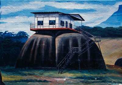 Muurschildering die huis van bosstammen uitbeeldt, gereconstrueerd in Etnologisch Museum Amazonas Monsignor Enzo Ceccarelli, Puerto Ayacucho, Amazonas staat, Venezuela door Unbekannt Unbekannt