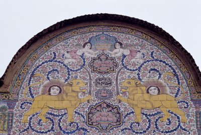 Zon en leeuw, koninklijk embleem van de Qajar-dynastie, polychrome tegeldecoratie aan de voorkant van het Qavam-huis, ook bekend als Narenjestan e Ghavam door Unbekannt Unbekannt