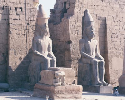 Tempel van Luxor, pyloon van Ramses II, twee kolossale standbeelden van de koning door Unbekannt Unbekannt