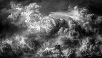Alleen boven de wolken door Like He