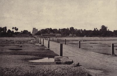 Madura: De Vygay-rivier, met Causeway, aan de overkant naar Madura,januari-februari 1858 (foto) door Linnaeus Tripe