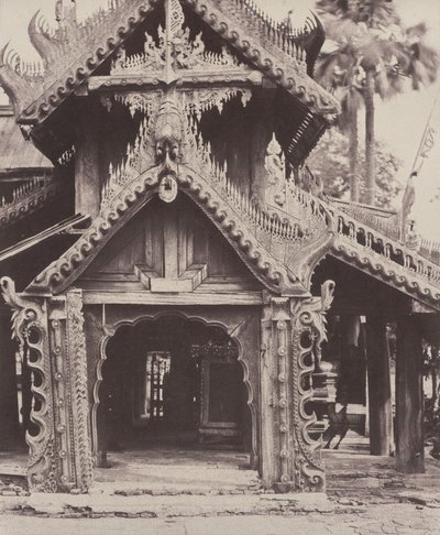 Pugahm Myo: Gesneden Deur in Binnenplaats van Shwe Zeegong Pagoda door Linnaeus Tripe