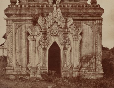 Tsagain Myo: Deur van een Kleine Pagode door Linnaeus Tripe