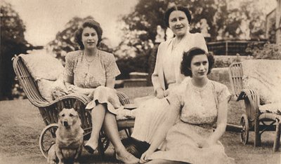 Hare Majesteit de Koningin met de Koninklijke Prinsessen, ca. 1950 door Lisa Sheridan