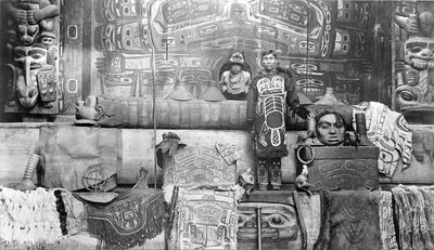 Een huis van een Alaskaanse Indiaanse stamhoofd, 1897 door Lloyd Valentine and Pond, Edwin Percy Winter