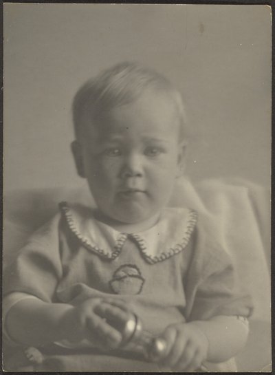 Baby met een zilveren rammelaar door Louis Fleckenstein