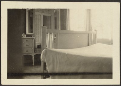 [Slaapkamer Interieur]. door Louis Fleckenstein