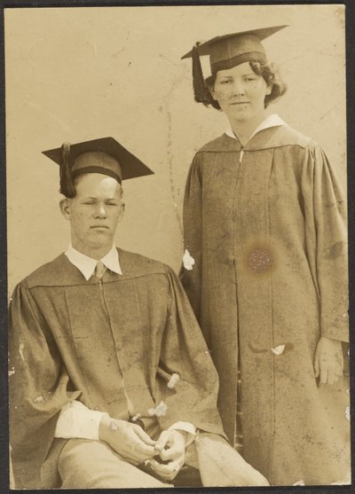 [Jongen en meisje met pet en toga]. door Louis Fleckenstein