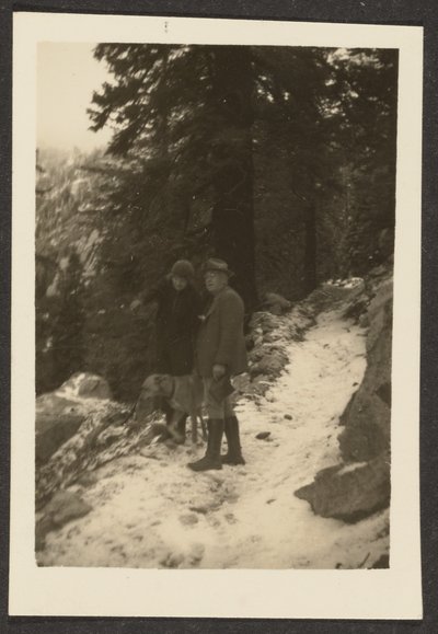 [Koppel met hond in de sneeuw]. door Louis Fleckenstein