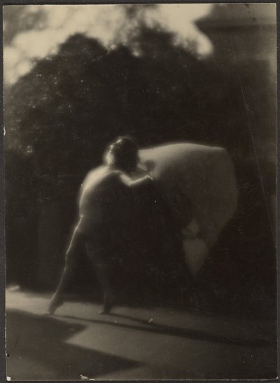 [Danser in de tuin]. door Louis Fleckenstein