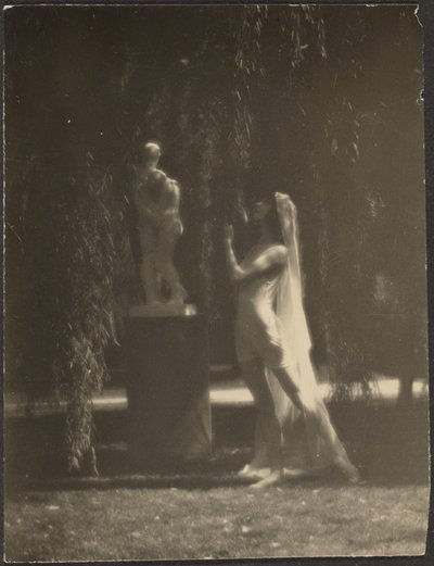 Danseres in een tuin door Louis Fleckenstein