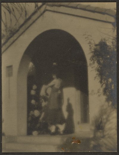 [Vrouwelijke danseres voor het huis]. door Louis Fleckenstein